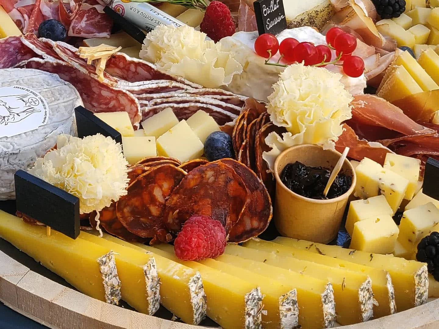 Comment composer le plateau raclette parfait pour impressionner vos convives ? Caen