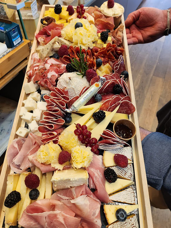 Plateau de fromages et de charcuterie